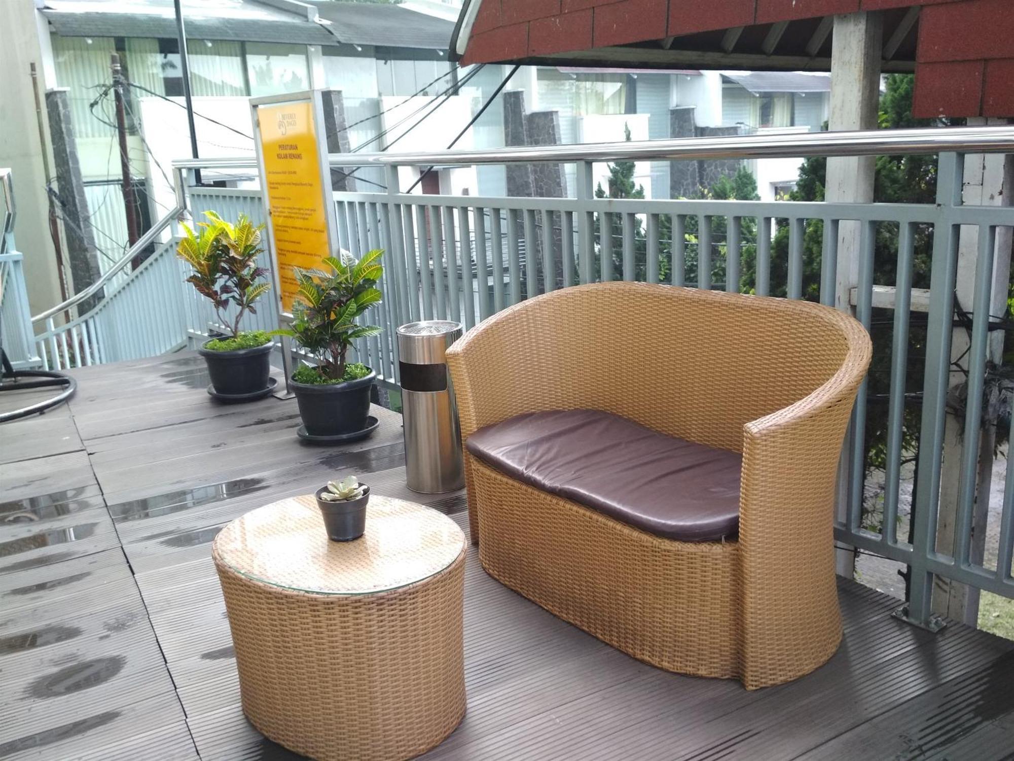 Simply And Comfy Studio Room Apartment Beverly Dago By Travelio Bandung Exterior photo